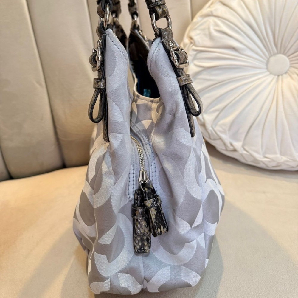 ‼️SOLD‼️Vintage Coach Madison Maggie Silver OpArt Signature Hobo Shoulder Bag - Picture 5 of 16
